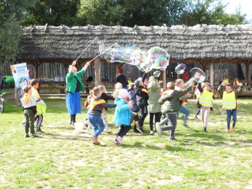 Zdjęcie z wydarzenia o nazwie Festiwal Książki Dziecięcej w Pruszczu Gdańskim, na zdjęciu dzieci podczas zabaw.